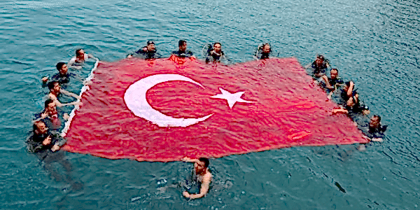 Haberler.com - Deniz Altında ve Üstünde Kutlama